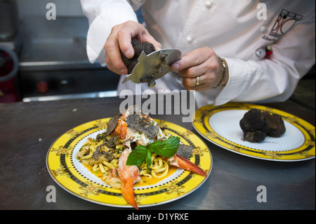 Chef truffes rase qui se vendent à 900 $ la livre pour le homard et truffe noire d'hiver lave Banque D'Images