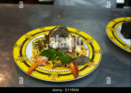 Le homard et les copeaux de truffe noire d'hiver à prix fixe de 4 plats au menu Bice Ristorante Banque D'Images