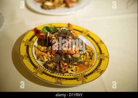 Le homard et les copeaux de truffe noire d'hiver à prix fixe de 4 plats au menu Bice Ristorante Banque D'Images