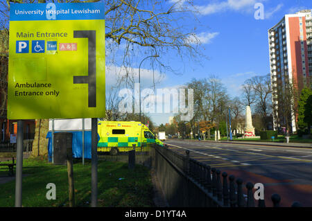 LEWISHAM, dans le sud de Londres, 9 JAN 2013. Protestations se poursuivent à l'extérieur de l'Hôpital Universitaire Lewisham, dans le sud de Londres après propositions pour fermer c'est A&E et les services de maternité ont été mises de l'avant par Matthew Kershaw, l'administrateur spécial mis en charge de l'hôpital du Sud de Londres à proximité Trust (SLHT). L'hôpital lui-même est Lewisham et solvables dans le Lewisham Healthcare NHS Trust mais suite à la crise de financement à SLHT, l'administrateur a fait des propositions de grande envergure pour les hôpitaux du sud de Londres. Les propositions sont actuellement examinées par le secrétaire à la santé, Jeremy Hunt, qui Banque D'Images