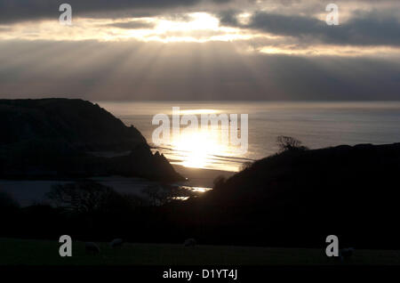 Pays de Galles, Royaume-Uni. 9 janvier 2013. Rayons soleil pleuvent sur la mer à l'emblématique trois falaises Bay sur la péninsule de Gower, près de Swansea ce matin. Credit : Phil Rees / Alamy Live News Banque D'Images