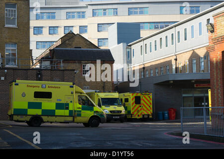 LEWISHAM, dans le sud de Londres, 9 JAN 2013. Protestations se poursuivent à l'extérieur de l'Hôpital Universitaire Lewisham, dans le sud de Londres après propositions pour fermer c'est A&E et les services de maternité ont été mises de l'avant par Matthew Kershaw, l'administrateur spécial mis en charge de l'hôpital du Sud de Londres à proximité Trust (SLHT). L'hôpital lui-même est Lewisham et solvables dans le Lewisham Healthcare NHS Trust mais suite à la crise de financement à SLHT, l'administrateur a fait des propositions de grande envergure pour les hôpitaux du sud de Londres. Les propositions sont actuellement examinées par le secrétaire à la santé, Jeremy Hunt, qui Banque D'Images