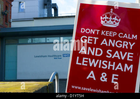 LEWISHAM, dans le sud de Londres, 9 JAN 2013. Protestations se poursuivent à l'extérieur de l'Hôpital Universitaire Lewisham, dans le sud de Londres après propositions pour fermer c'est A&E et les services de maternité ont été mises de l'avant par Matthew Kershaw, l'administrateur spécial mis en charge de l'hôpital du Sud de Londres à proximité Trust (SLHT). L'hôpital lui-même est Lewisham et solvables dans le Lewisham Healthcare NHS Trust mais suite à la crise de financement à SLHT, l'administrateur a fait des propositions de grande envergure pour les hôpitaux du sud de Londres. Les propositions sont actuellement examinées par le secrétaire à la santé, Jeremy Hunt, qui Banque D'Images