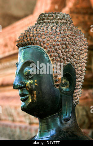 Une belle statue en bronze de Bouddha à Haw Phra Kaew à Vientiane, Laos, Indochine. Banque D'Images