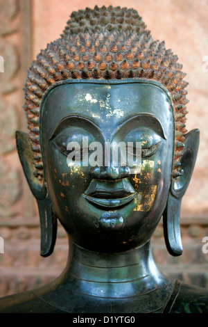 Une belle statue en bronze de Bouddha à Haw Phra Kaew à Vientiane, Laos, Indochine. Banque D'Images