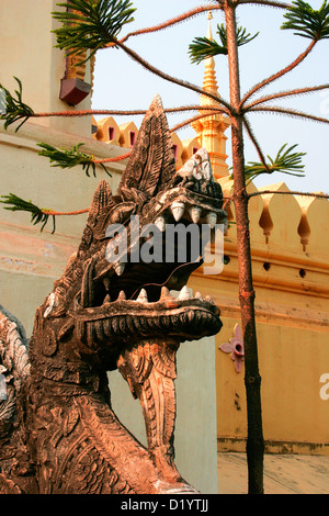 Créature mythique sculpté au Pha That Luang, Vientiane, Laos, Indochine. Banque D'Images