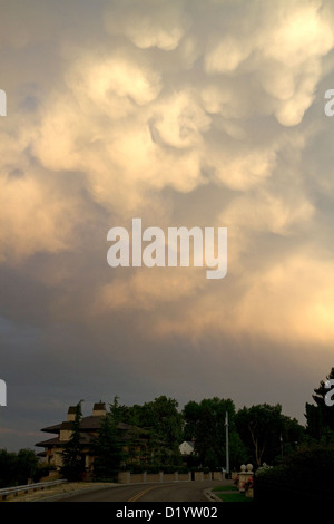 Les nuages Mammatus retombant avec l'humidité plus de Boise, Idaho, USA. Banque D'Images