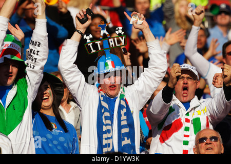 Les partisans de l'Italie à encourager la Coupe du Monde de football Groupe F match entre l'Italie et la Slovaquie à l'Ellis Park Stadium le 24 juin 2010. Banque D'Images