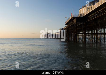 La jetée de Brighton à marée basse, mer calme, matin Banque D'Images