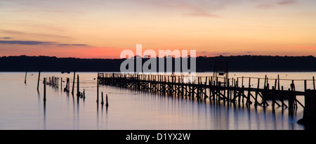 Soleil derrière l'île de Brownsea, le port de Poole Banque D'Images