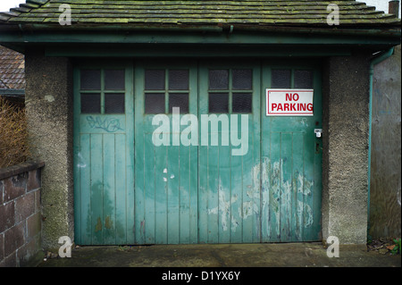 Ancien garage de banlieue, portes vertes, pas de parking Banque D'Images