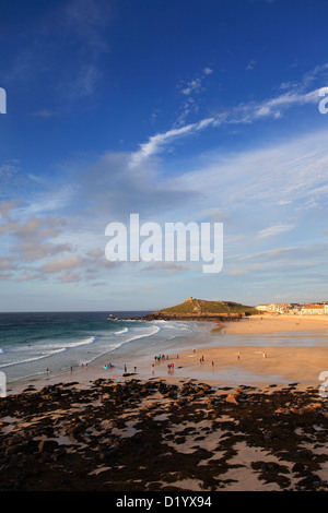 Les couleurs au coucher du soleil, plage de Perran, ville de St Ives, Cornwall County ; Angleterre ; UK Banque D'Images