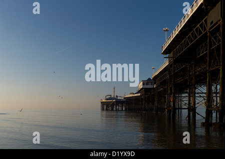 La jetée de Brighton,tôt le matin à marée basse Banque D'Images