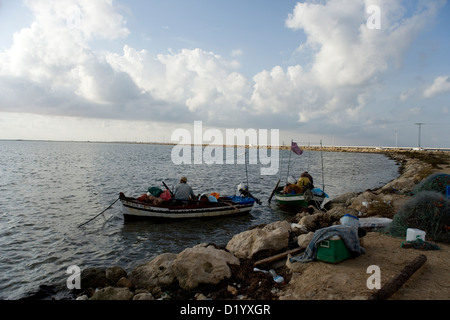 La chaussée reliant l'île de Djerba au continent en Tunisie Banque D'Images