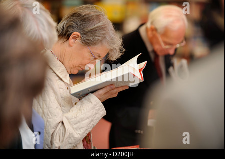 Les visiteurs plus âgés dans la librairie pour enfants pendant la fois Cheltenham Literature Festival Banque D'Images