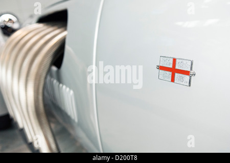 Voiture de sport classique avec l'emblème du drapeau anglais Banque D'Images