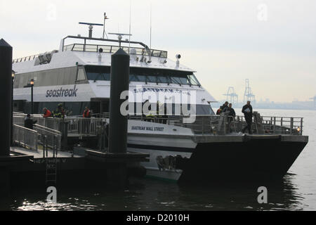 New York, USA. 9 janvier 2013. Ferry à inspecter après s'écraser sur Pier 11 à New York, le 9 janvier 2013. Crédit : © Christopher Penler / Alamy Live News Banque D'Images