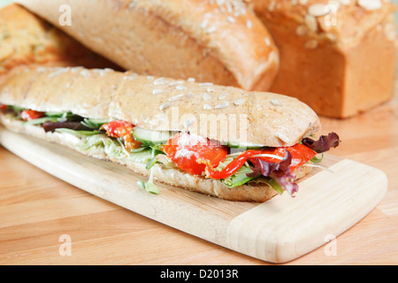 Sandwich à la salade de poulet sur une planche à découper en bois Banque D'Images