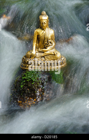 La figure de bouddha est assis dans l'eau cascade Banque D'Images