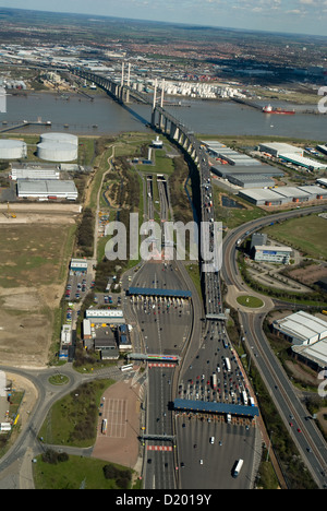 La Dartford river crossing vu de l'air. Le péage Q.E. II pont et deux portails des tunnels peuvent être vus. Banque D'Images