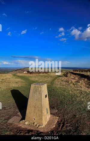 Trig Point sur la Ditchling Beacon beauty spot, Parc National des South Downs, Sussex, England, UK Banque D'Images