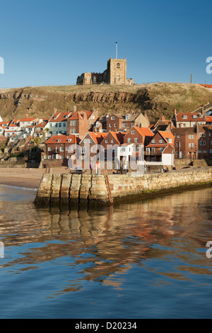 L'église de St Mary, Whitby, de l'autre côté de la rivière Esk. Banque D'Images