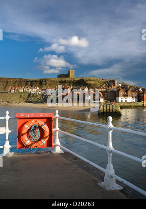 L'église de St Mary, Whitby, de l'autre côté de la rivière Esk. Banque D'Images