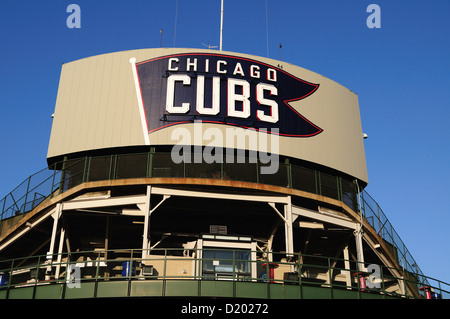 USA Illinois Chicago Wrigley Field tente aménagée sur le côté arrière de l'affichage du stade repose au-dessus de l'entrée pour les gradins. Chicago, Illinois, USA. Banque D'Images