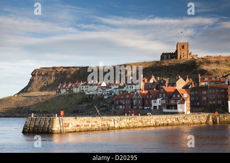 L'église paroissiale de St Mary, Whitby, de l'autre côté de la rivière Esk. Banque D'Images