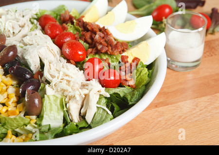 Taille Entrée salade Cobb avec bacon, poulet, olives, tomates raisins, la laitue romaine, du maïs et de nombreux autres légumes. Banque D'Images