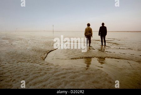 Deux hommes dans la mer des Wadden, la mer des Wadden est de la Frise, Frise orientale, mer du Nord, Basse-Saxe, Allemagne, Europe Banque D'Images