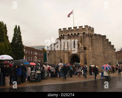 Relais de la flamme olympique en passant par Southampton Hampshire England UK - la foule en attente de la flamme olympique à l'Bargate Banque D'Images