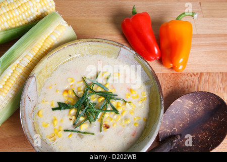 Soupe Chaudrée de maïs style sud-ouest toute garnie avec des épis de maïs et des poivrons de couleur Banque D'Images