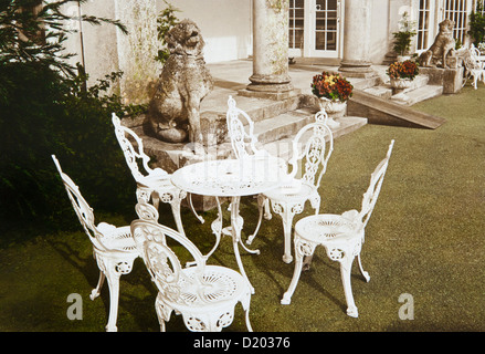 Table et chaises de jardin en face d'un manoir, Devon, dans le sud de l'Angleterre, Grande-Bretagne, Europe Banque D'Images