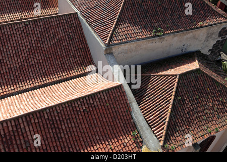 Vue de dessus de toit montrant la texture et couleur de vieux meubles anciens des tuiles en terre cuite, La Laguna, Tenerife. Banque D'Images