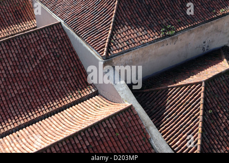 Vue de dessus de toit montrant la texture et couleur de vieux meubles anciens des tuiles en terre cuite, La Laguna, Tenerife. Banque D'Images