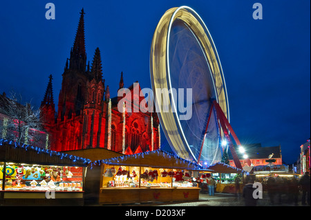 Grande roue illuminée, marché de Noël et du quartier historique, temple Saint-Etienne dans l'arrière-plan, Mulhouse, Alsace, France Banque D'Images