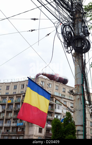Bucarest, Roumanie, le téléphone s'emmêlent et drapeau national sur un poteau d'éclairage Banque D'Images