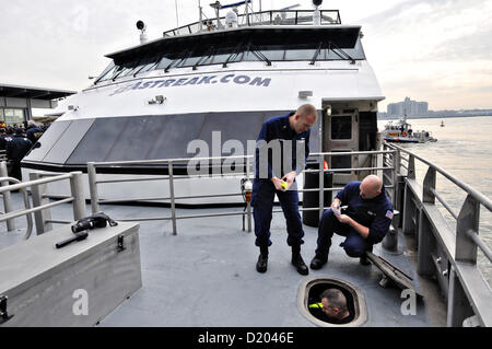 New York, USA. 9 janvier 2013. Les inspecteurs maritimes de la Garde côtière des États-Unis d'examiner le Seastreak Ferry après qu'il a heurté le quai pendant les heures de pointe en blessant au moins 55 personnes et laissant une large entaille à l'avant le 9 janvier 2013 à New York, NY. Seastreak ferry transportait 326 personnes, dont cinq membres de l'équipage, de Highlands, N.J., à Wall Street quand il a frappé le quai à quai 11 juste avant 9h00 Crédit : Alamy Live News Banque D'Images