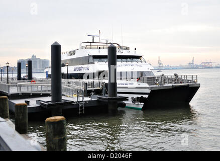 New York, USA. 9 janvier 2013. Le Seastreak Ferry reste liée à l'embarcadère après qu'il a heurté le quai pendant les heures de pointe en blessant au moins 55 personnes et laissant une large entaille à l'avant le 9 janvier 2013 à New York, NY. Seastreak ferry transportait 326 personnes, dont cinq membres de l'équipage, de Highlands, N.J., à Wall Street quand il a frappé le quai à quai 11 juste avant 9h00 Crédit : Alamy Live News Banque D'Images