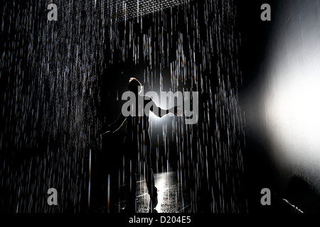 Les gens interagissent avec la pluie 'Prix' art installation par hasard 'International' au Barbican Centre le 10 octobre 2012. Banque D'Images