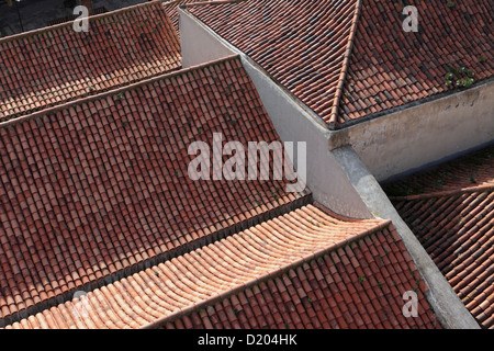 Vue de dessus de toit montrant la texture et couleur de vieux meubles anciens des tuiles en terre cuite, La Laguna, Tenerife. Banque D'Images