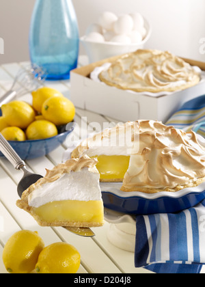 Tarte citron meringuée avec slice Banque D'Images