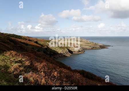 Vue sur le phare au point Lynas depuis l'île de Anglesey Coastal Path Banque D'Images