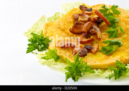 Galette de pommes de terre frites à la maison avec des tranches de bacon Banque D'Images