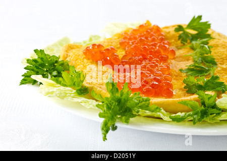 Galette de pommes de terre frites avec du caviar rouge Banque D'Images