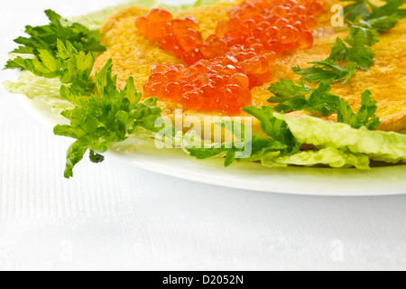 Galette de pommes de terre frites avec du caviar rouge Banque D'Images