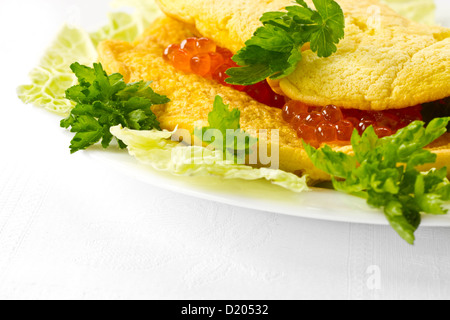 Galette de pommes de terre frites avec du caviar rouge Banque D'Images