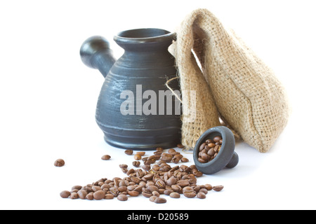 Les grains de café torréfiés dans un sac sur un fond blanc Banque D'Images