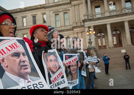 Lansing, Michigan - Le jour de l'ouverture de la session législative de 2013 dans le Michigan, les membres de l'Union européenne l'entrée de ligne de la capitale de l'Etat dans ce qu'ils appelaient une marche de la honte. Ils protestaient contre un "droit au travail" qui a été à la hâte dans les derniers jours de la session législative de 2012. Beaucoup d'entre eux tenu photos de législateurs républicains qui ont voté pour la loi. Banque D'Images